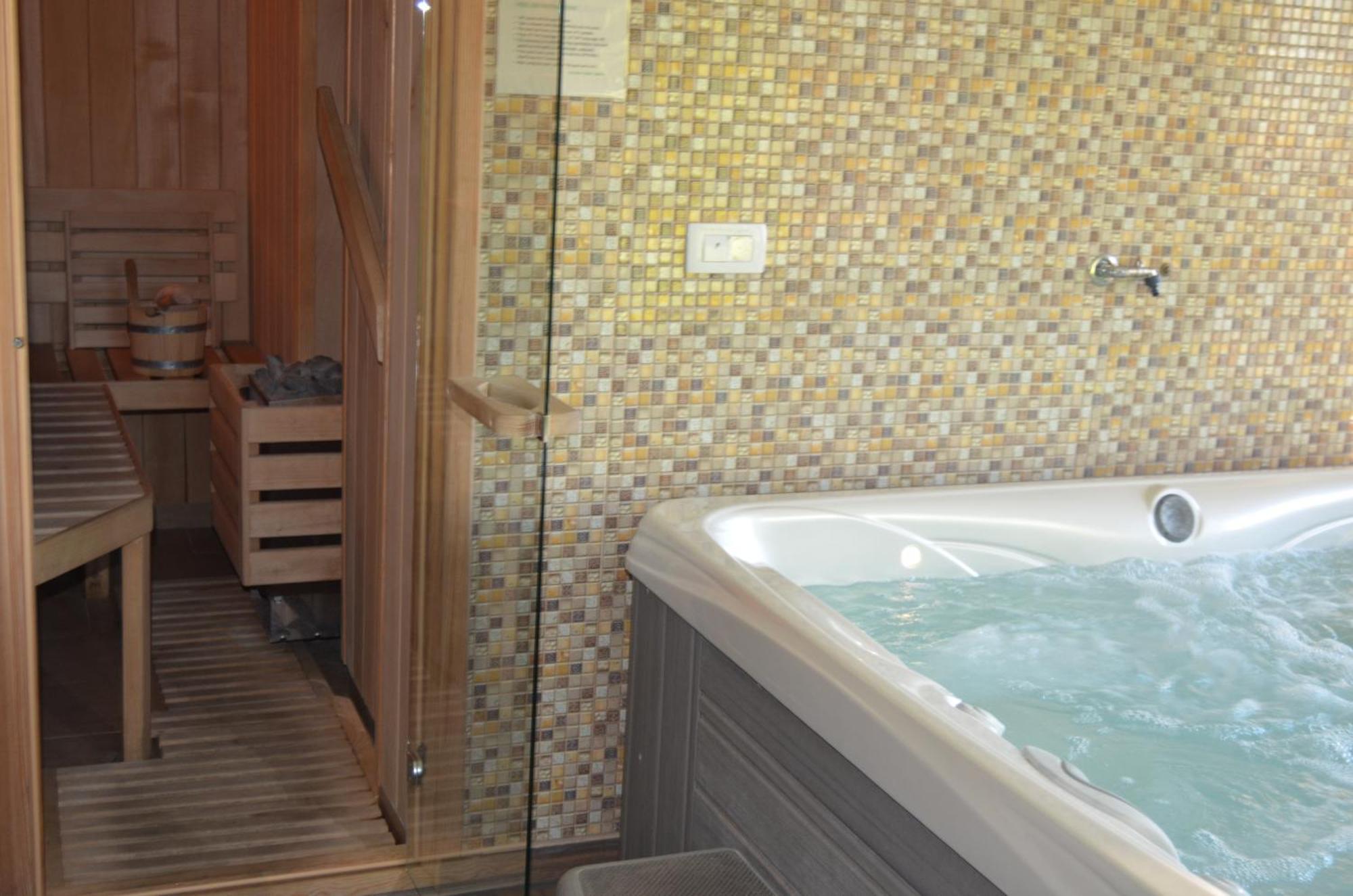 Holiday Home With Hot Tub And Sauna Sabina Rovte Exterior photo